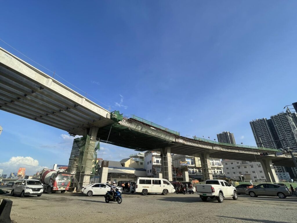 莫尼旺立交桥29日举行合龙仪式