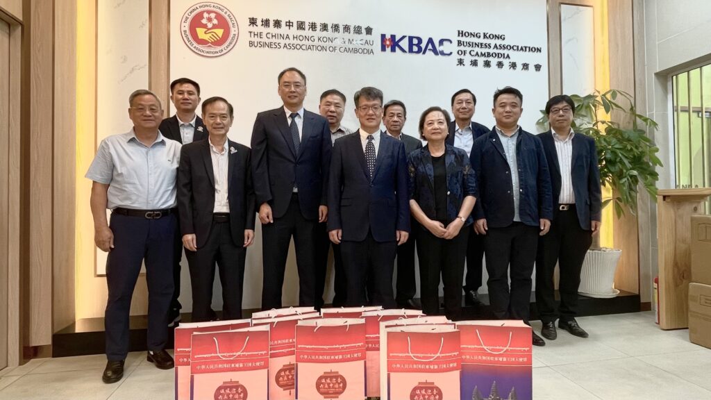 中国驻柬埔寨大使馆赵海燕公参莅临柬埔寨港澳侨商总会慰问贺年