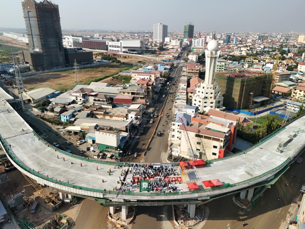 莫尼旺立交桥举行合龙仪式（组图）