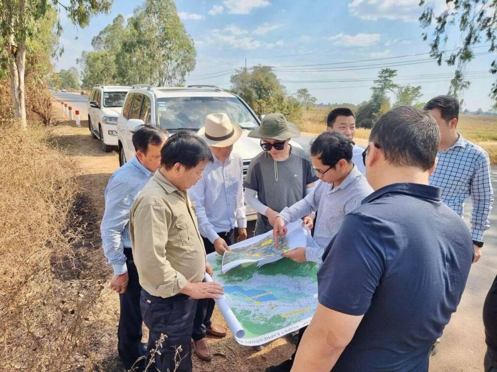 政府工作组视察金边-暹粒-波比高速项目施工点