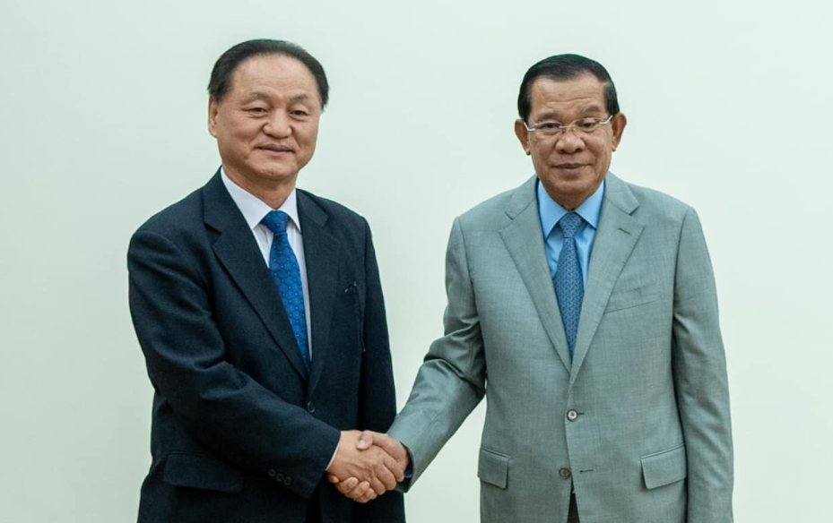 洪森亲王会见全球和平联盟主席杨查尔斯博士