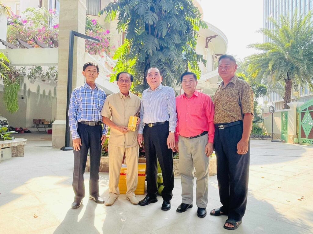 贡不省柬华理事会公立广育学校向柬华总会侨领拜年