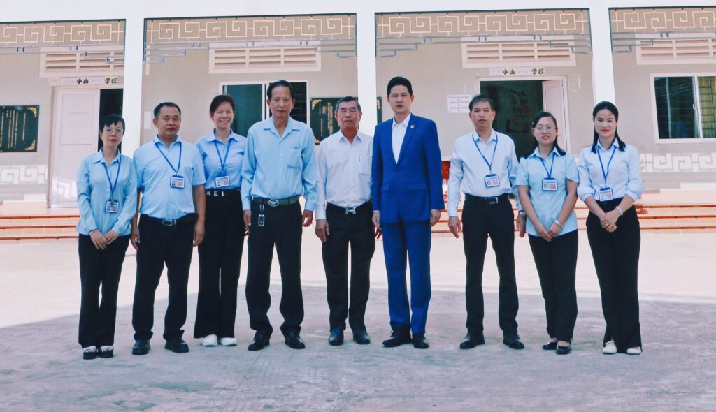 武传兵参赞走访暹粒省公立中山学校