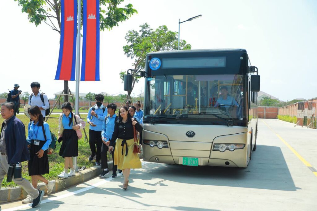 金边新增两条公交线路