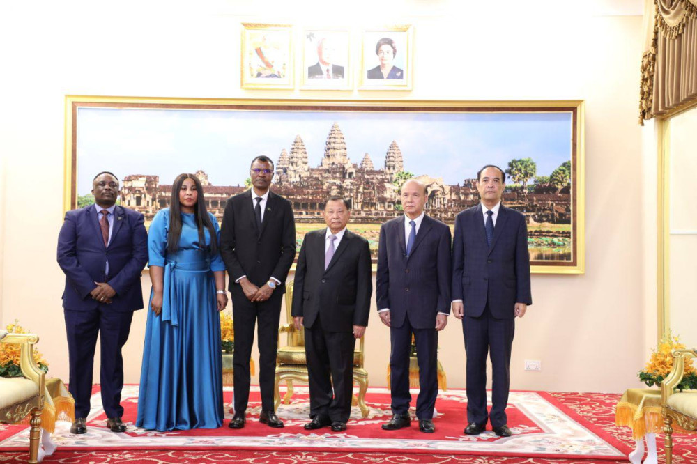 赞比亚驻柬新任大使拜会赛冲亲王递交国书