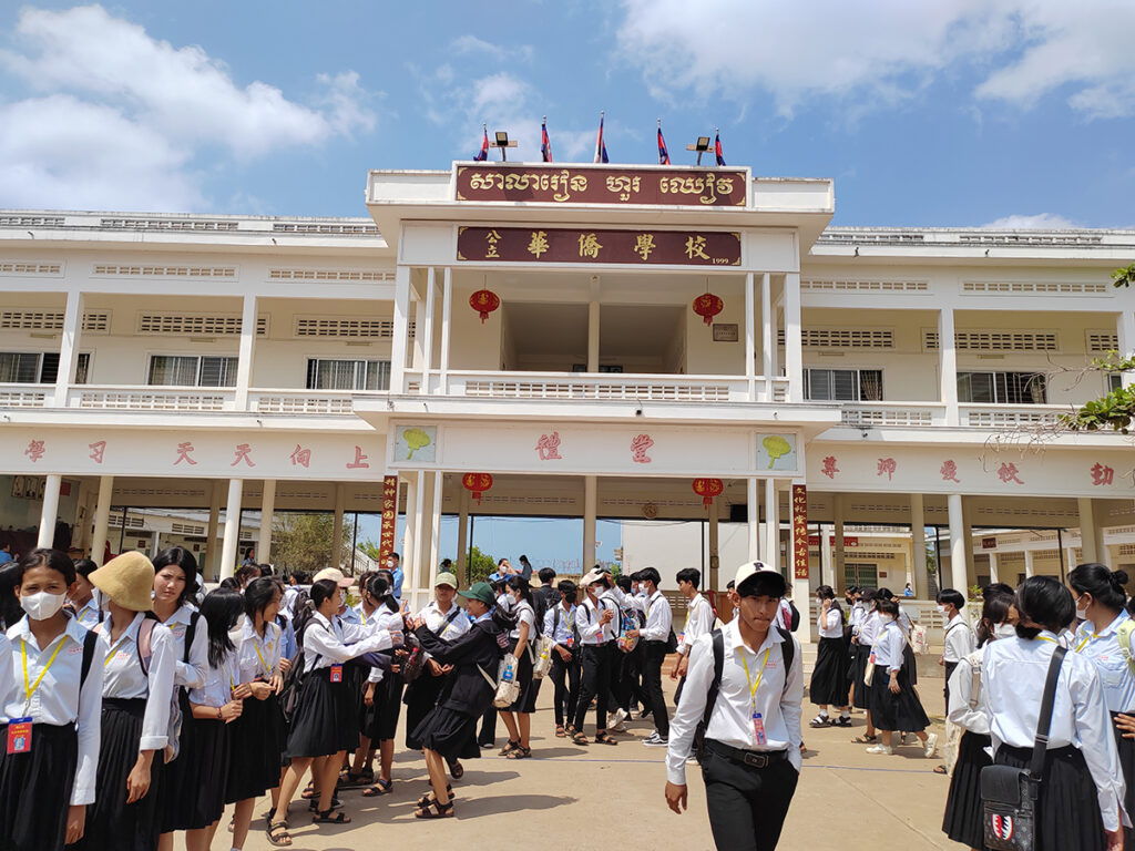 禄山市公立华侨学校赠送校园牌卡，美化学生形象