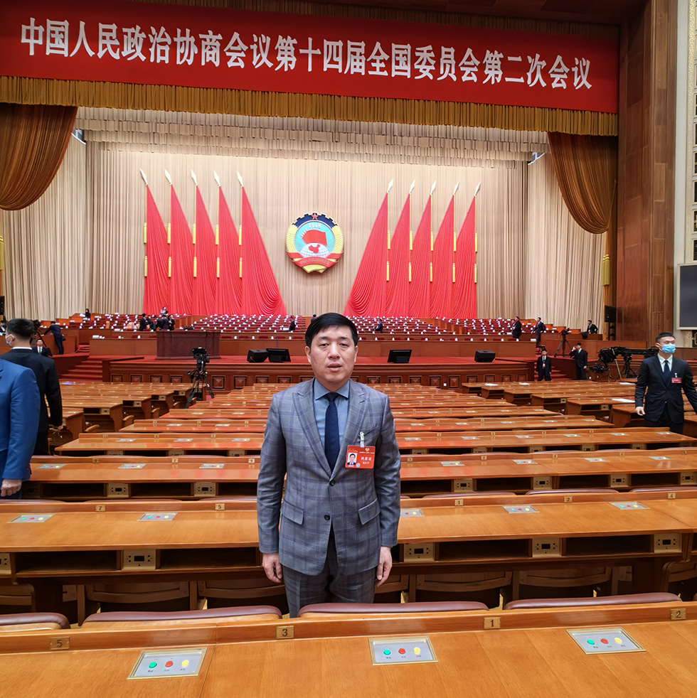 旅柬侨领施永平受邀列席全国两会