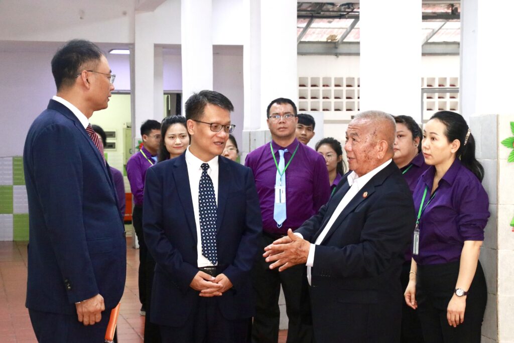 中国大使馆赵海燕公参、刘召兴领事参观访问广肇学校