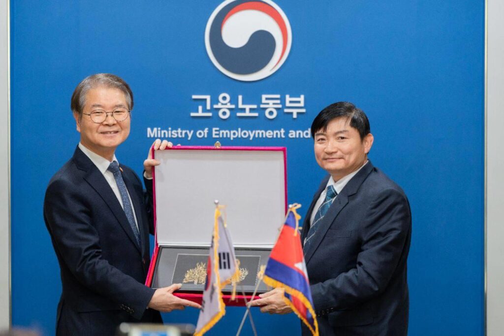 劳工和职业培训部长兴索张宝山同韩国劳动部部长李正植举行会谈