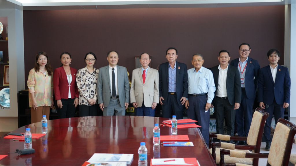  东博会秘书处代表团拜访方侨生会长