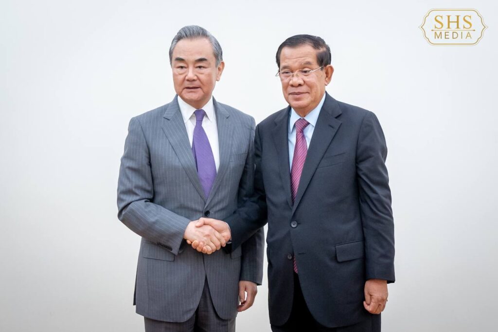 参议院主席洪森亲王会见王毅