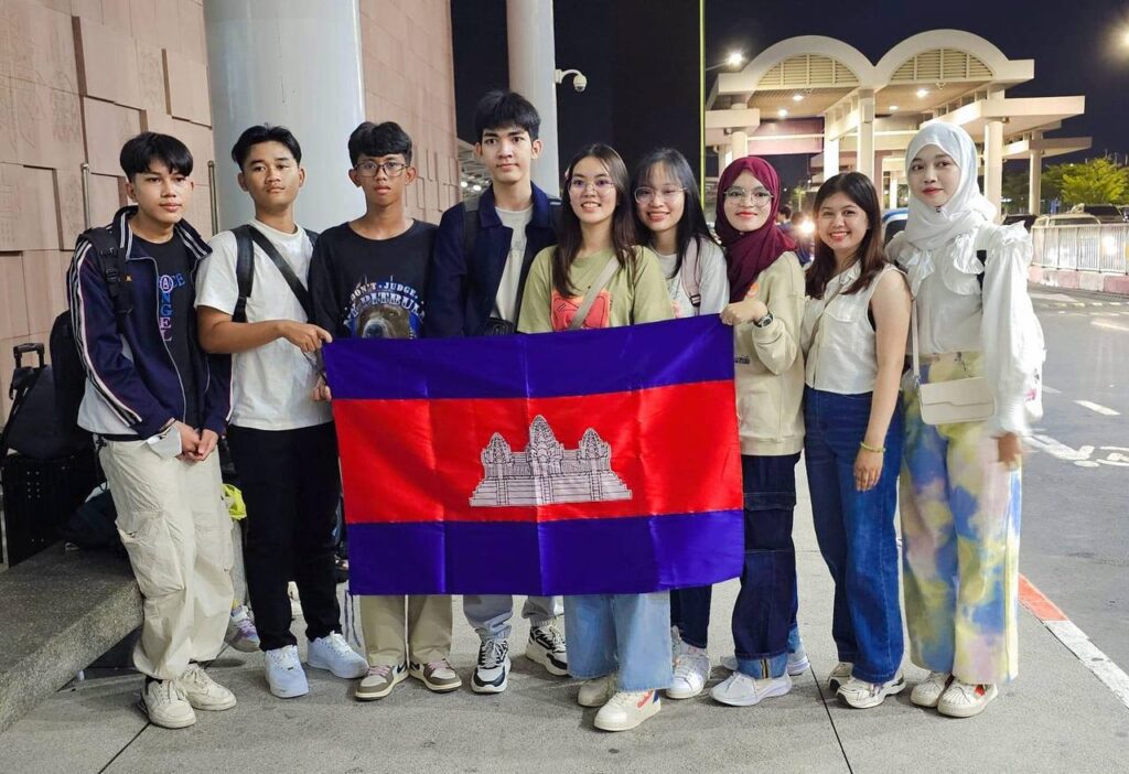 西港10名赴中国留学生均为港华学校毕业生