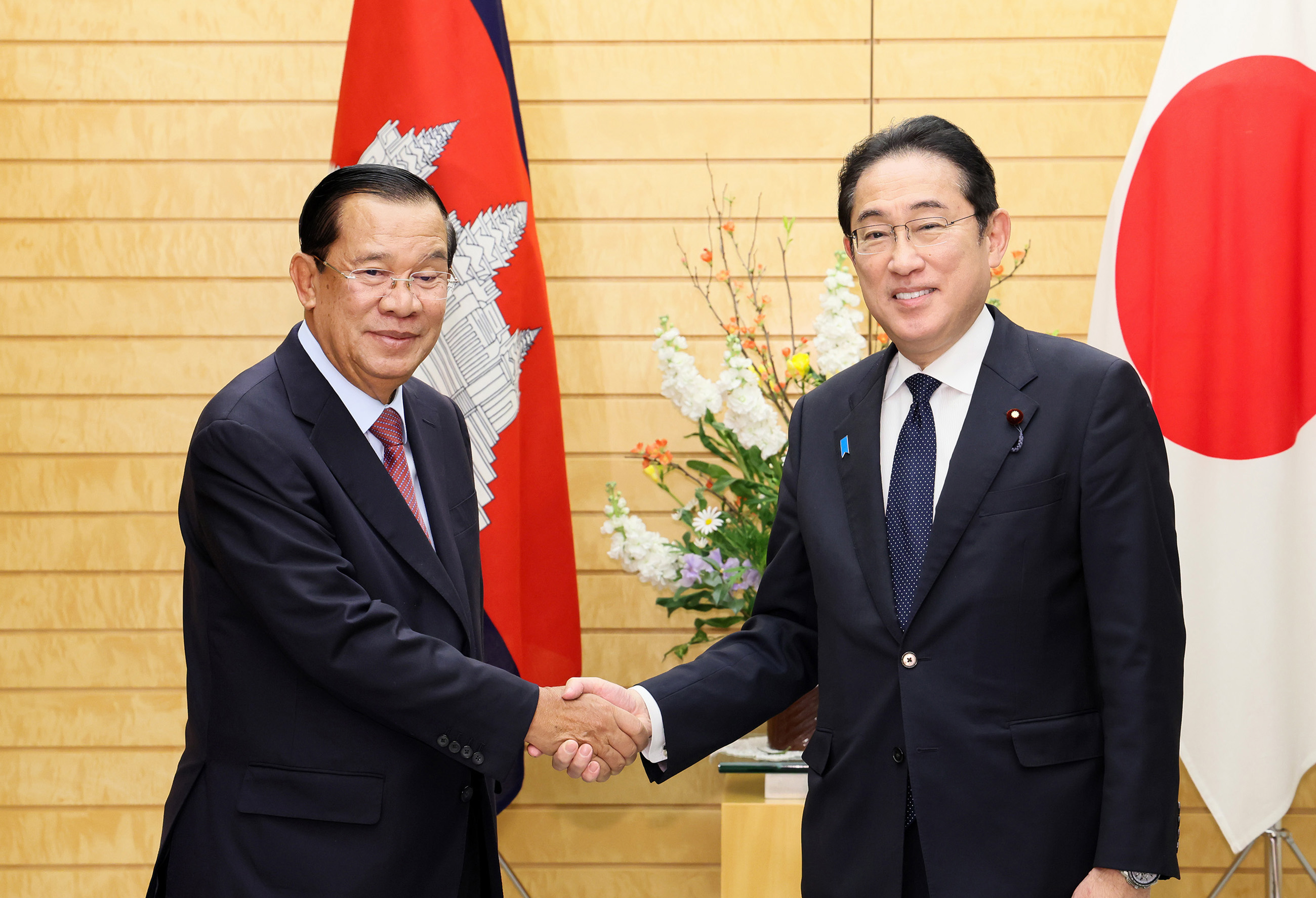 日本首相致电祝贺洪森亲王当选参议院主席