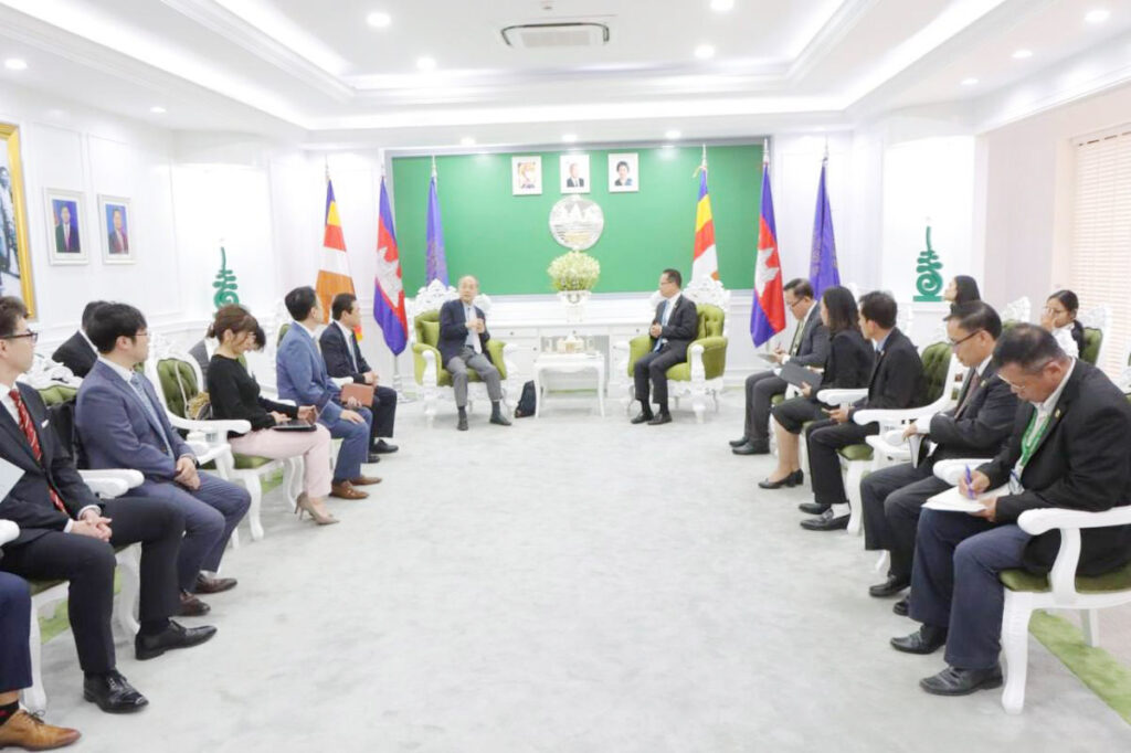 英速帕烈部长会见柬日协会会长高桥文明