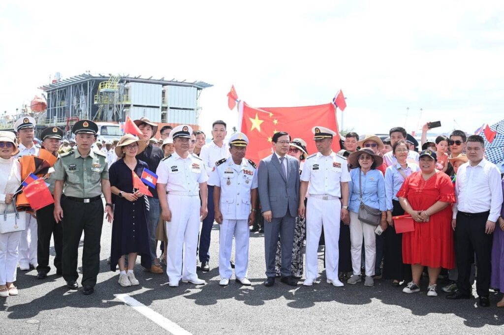 两艘中国军舰抵柬访问