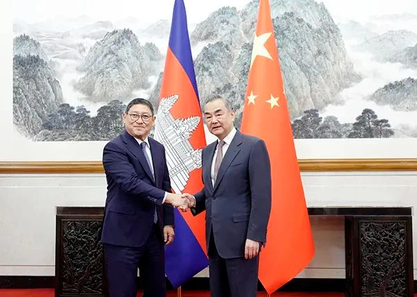 王毅同柬埔寨副总理兼外长宋金达会谈