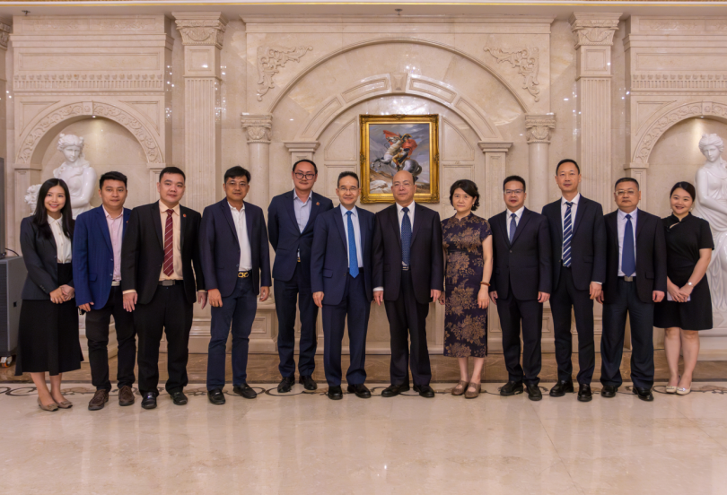 广东省委常委、省纪委书记宋福龙率团访问柬华理事总会与加华集团