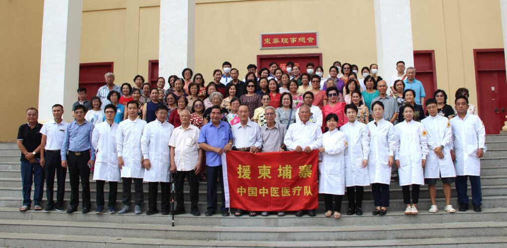 援柬中国中医医疗队走进柬华理事总会义诊