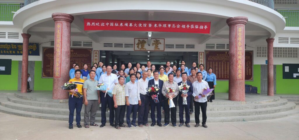 大使馆和柬华理事总会领导深入探访中华学校