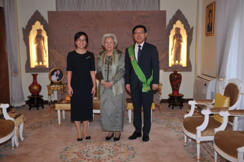 王文天大使夫妇辞行拜会莫尼列国母并祝贺88岁寿辰