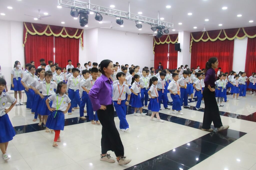 广肇学校举行一、二年级“体操运动”活动