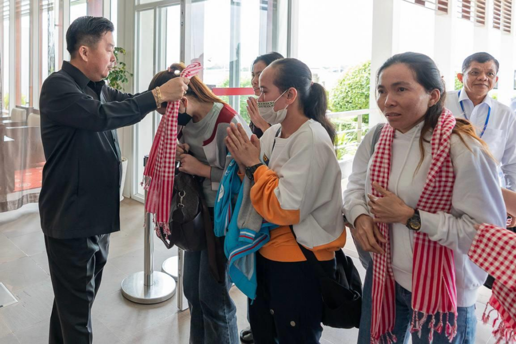 又5名柬埔寨劳工从沙特顺利回国