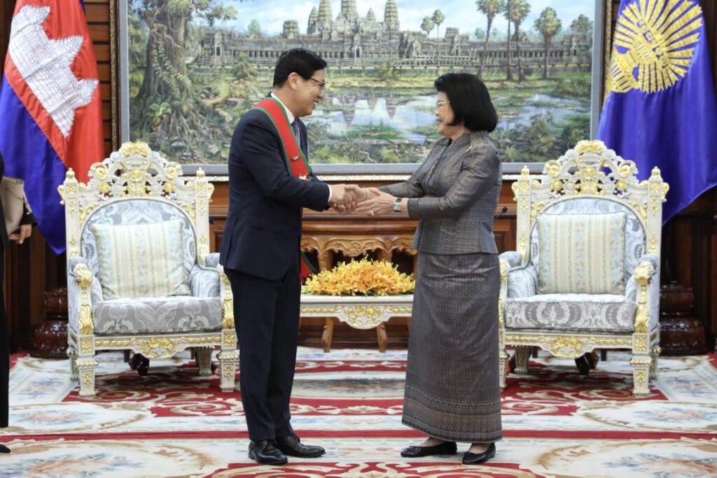 王文天大使辞行拜会柬国会主席坤淑达薇