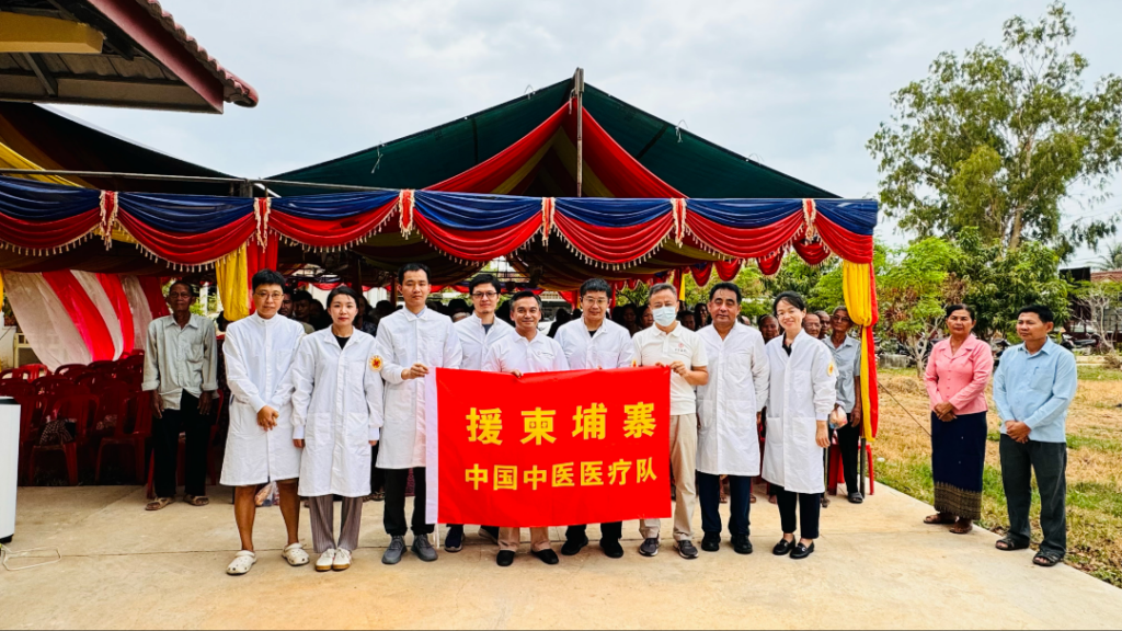 援柬中国中医医疗队首次应官方邀请赴磅通省为社区居民义诊