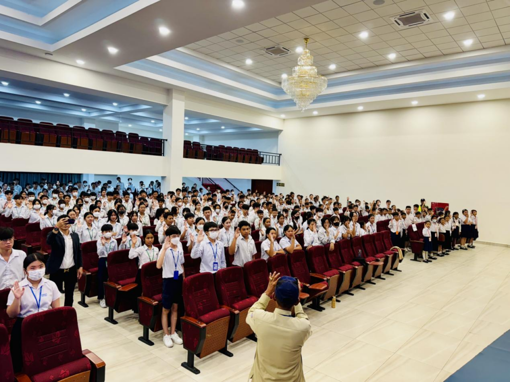 安全宣传进校园，守护青少年成长——端华大学召开全校安全宣讲大会
