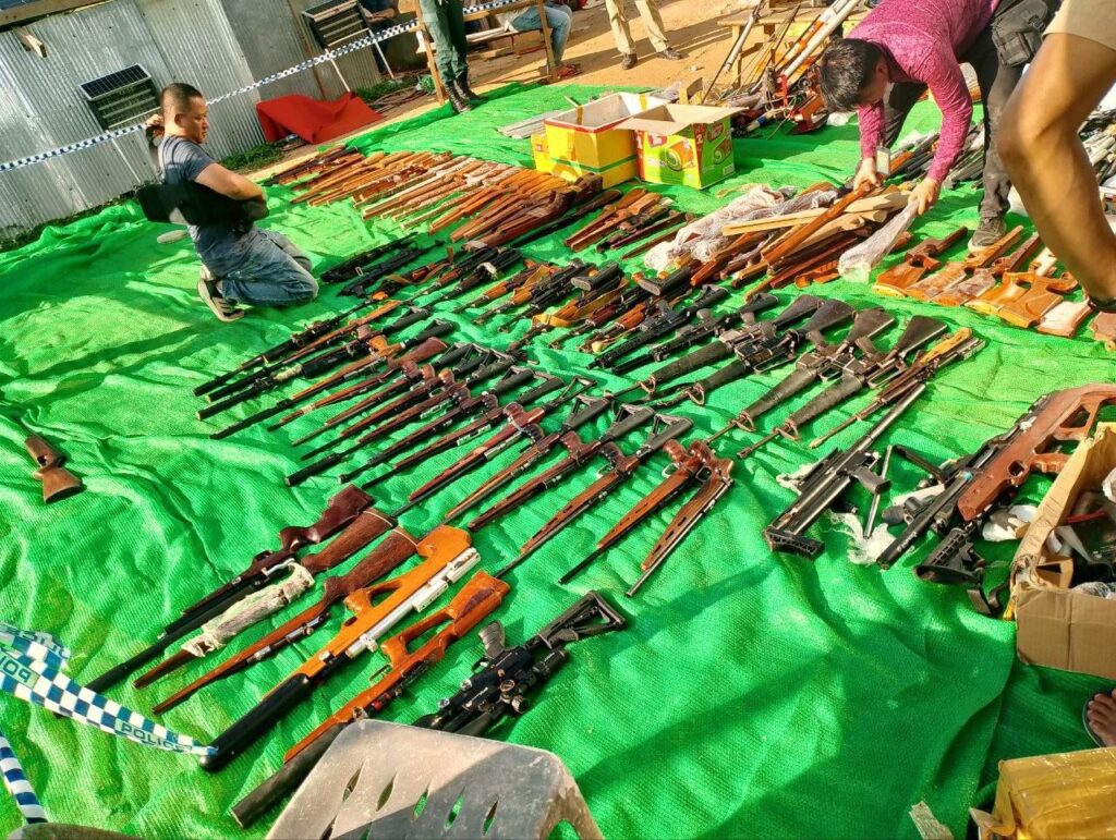 马德望警方在一民宅查获大批枪支弹药
